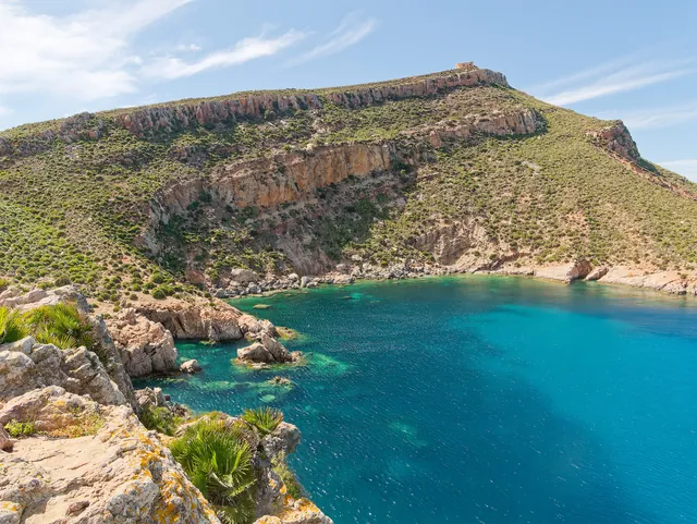 Falaises du djebel El Haouaria au-dessus d'une crique turquoise