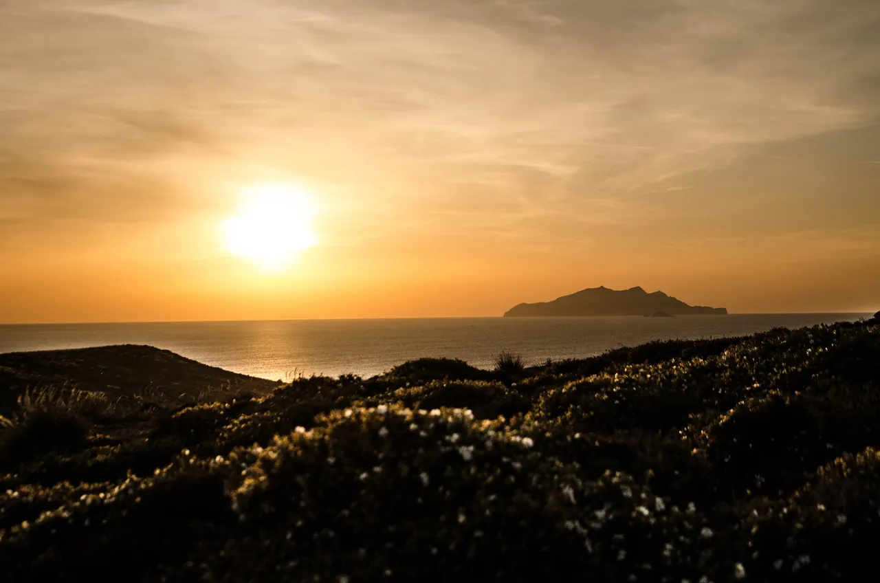 Coucher de soleil sur la mer depuis le djebel El Haouaria, l'île de Zembra à l'horizon